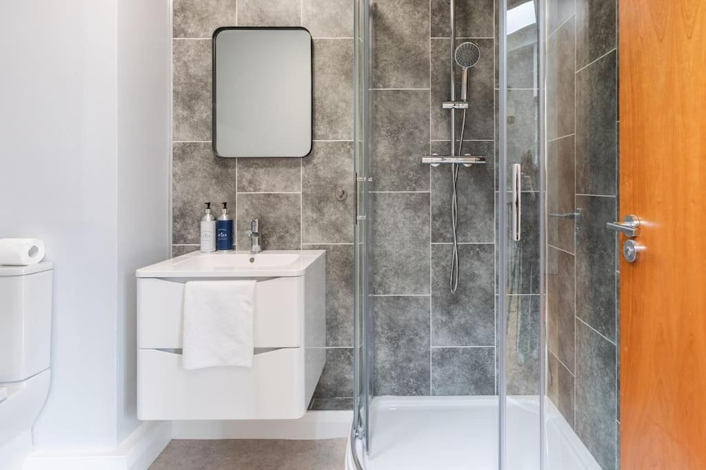 Modern Penthouse Apartment 2 Bed, 2 Bath Sleeps 6 City Centre Belfast Exterior photo